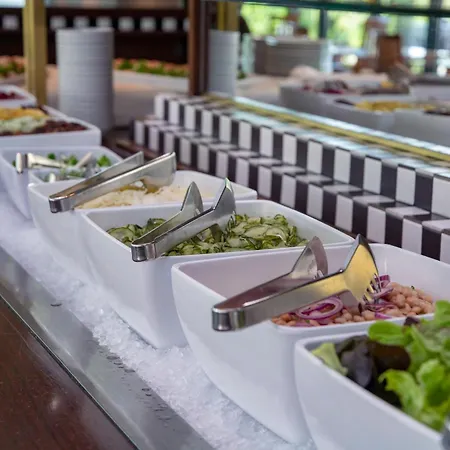 Trans World Donauwelle Hotel 4*