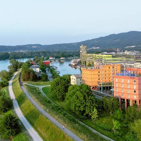 Hotel Trans World Donauwelle 4*
